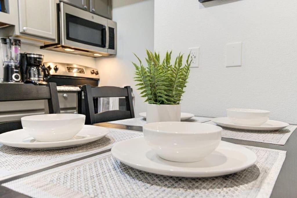 Lux Suite /King Bed /Free Parking/Pool/First Floor هيوستن المظهر الخارجي الصورة