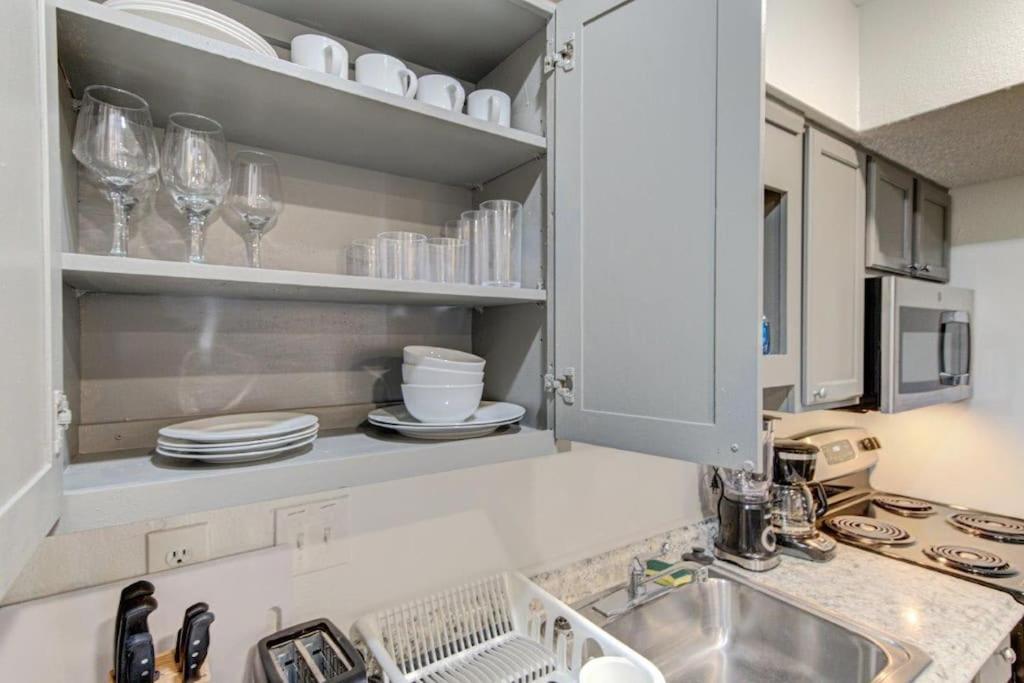 Lux Suite /King Bed /Free Parking/Pool/First Floor هيوستن المظهر الخارجي الصورة