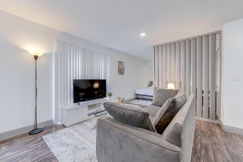 Lux Suite /King Bed /Free Parking/Pool/First Floor هيوستن المظهر الخارجي الصورة