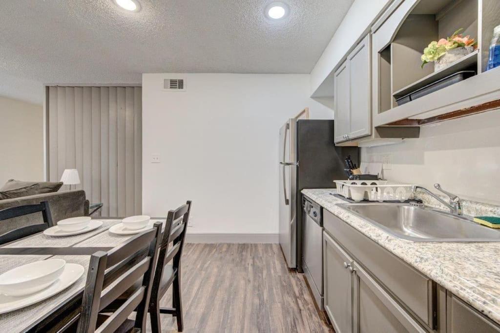 Lux Suite /King Bed /Free Parking/Pool/First Floor هيوستن المظهر الخارجي الصورة