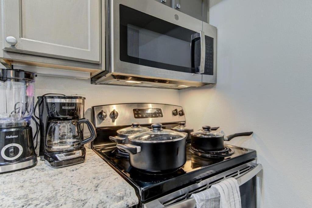 Lux Suite /King Bed /Free Parking/Pool/First Floor هيوستن المظهر الخارجي الصورة